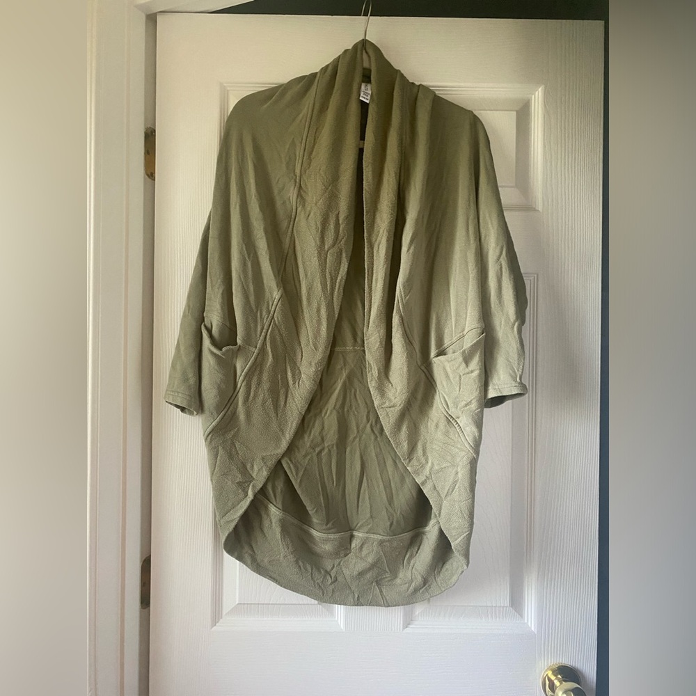 Athleta ethereal cocoon wrap in shadow olive. XXS/XS
